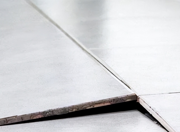 波密瓷砖空鼓维修公司专业分享瓷砖空鼓是由多种因素共同作用导致的，主要包括以下几个方面